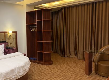 Luchuan Jingyue Hotel