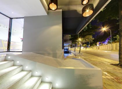 Flora by Crossroads Hotel