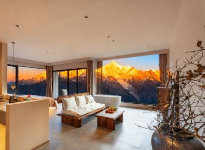 Yujian Mountain Snow Mountain Homestay