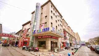 colorful-holiday-theme-hotel