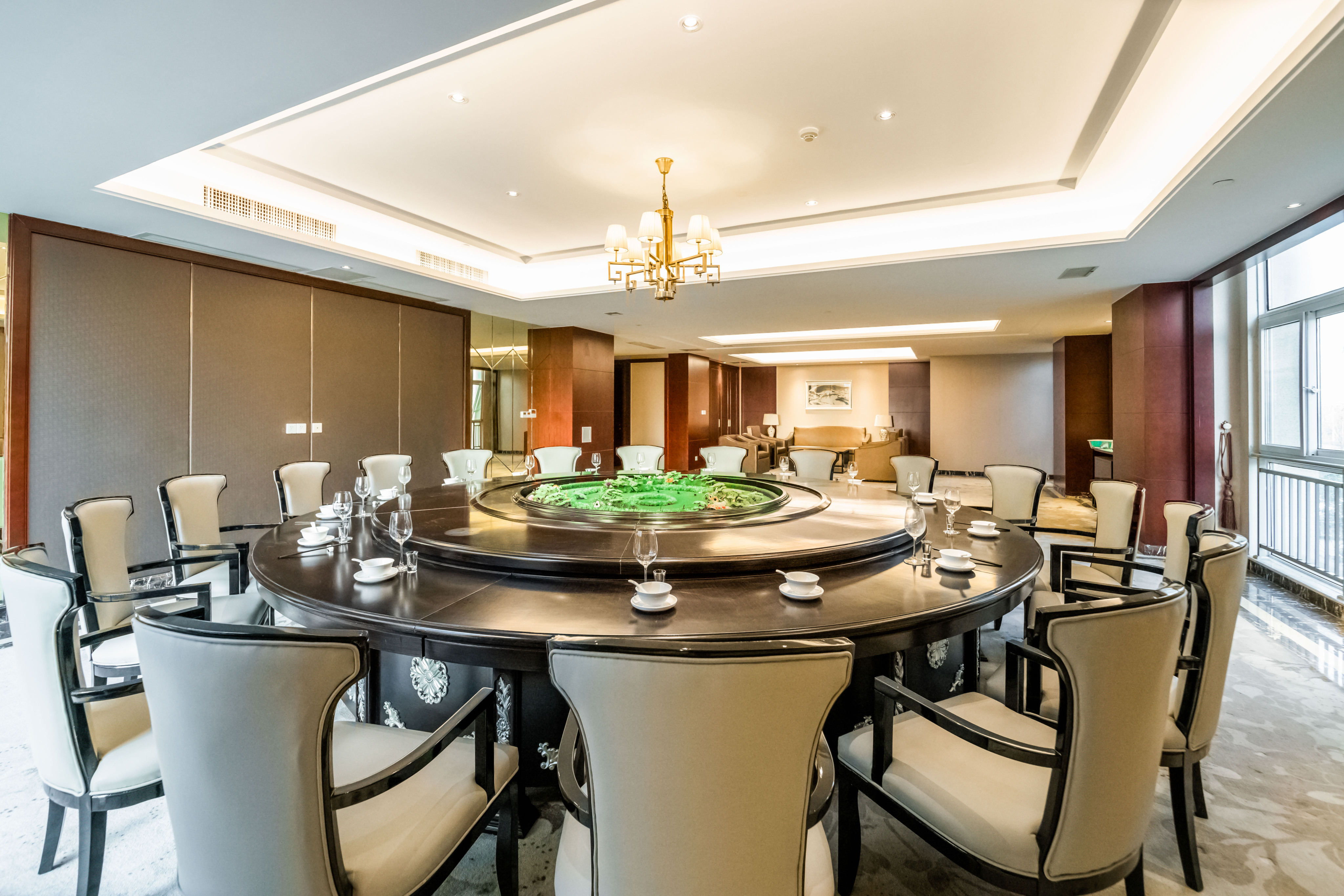 Hotel Kardolph Lake Over view