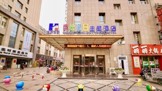 colorful-holiday-theme-hotel