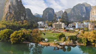 indape-into-landscape-yangshuo-ten-miles-natural-gallery-yulong-river-
