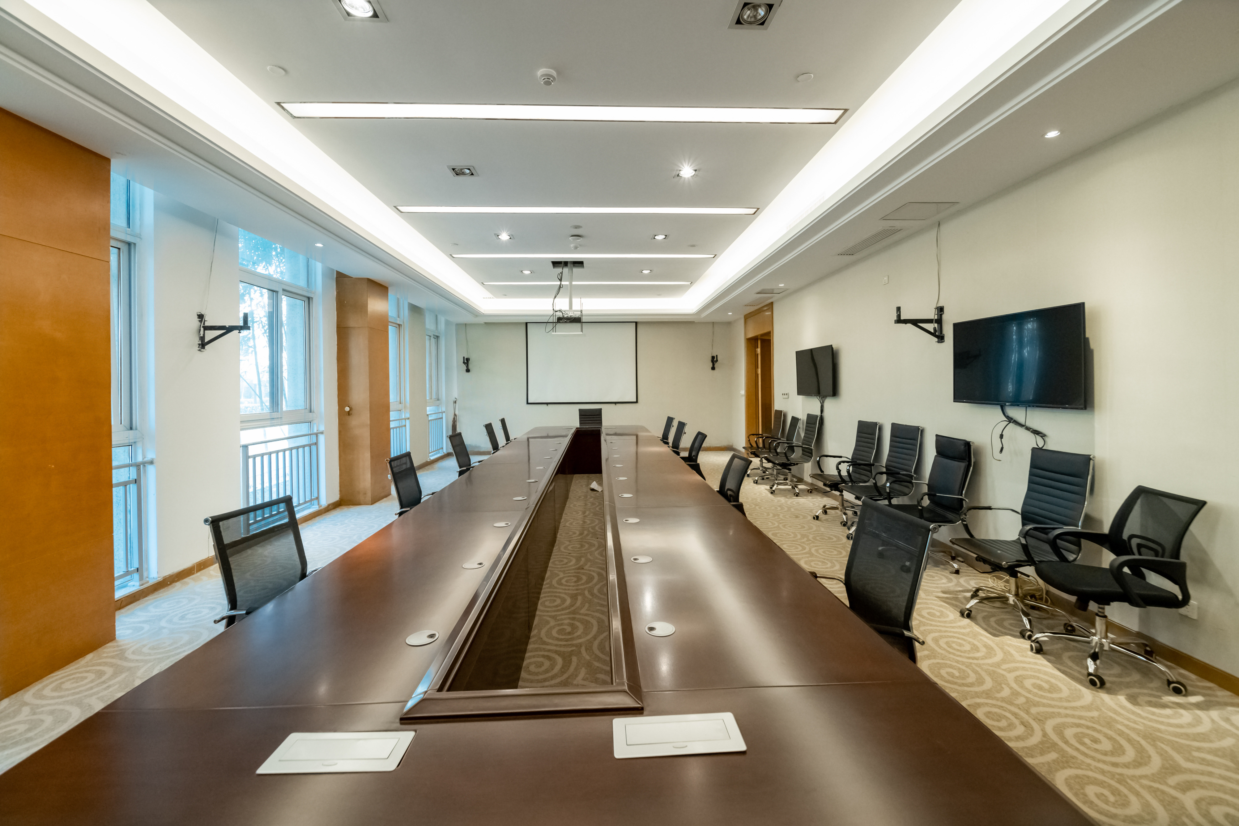 Hotel Kardolph Lake Over view