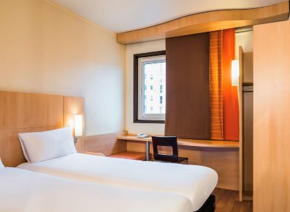 Hôtel ibis Paris Pont de Suresnes