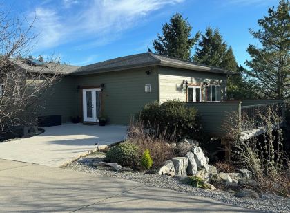 LUXURY COTTAGE IN DAVIS BAY, BC.