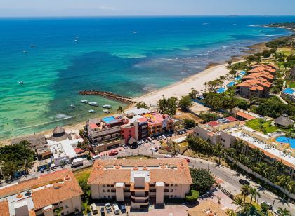 Stylish Apartment Near Beach & Dining With Pool, hot Tub, Tennis, & Large Patio