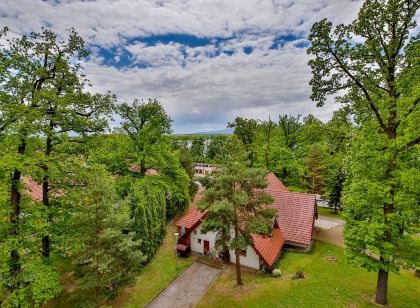 赫盧博卡河畔公園飯店