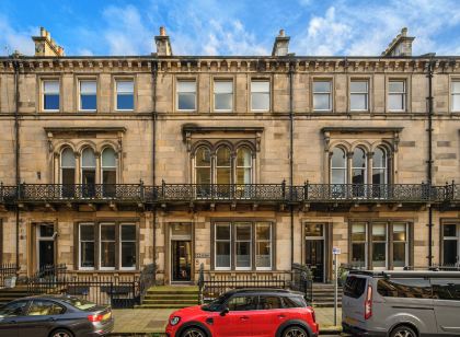 Elegant 3-Bedroom Flat in West End
