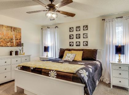 3 Mi to Marina: Quiet Getaway w/ Deck in Lexington