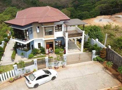 Villa - Sleeps 10 - Communal Pool - Parking