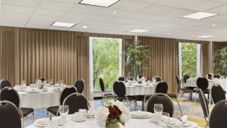 hampton-inn-and-suites-by-hilton-vancouver-downtown
