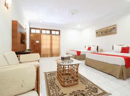RedDoorz Plus Near Alun Alun Selatan 2