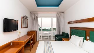 adelais-bay-hotel