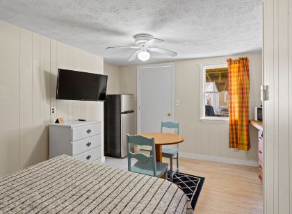 Beach Motel and Suites