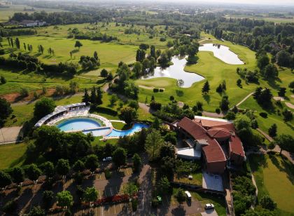 HouSmart Luxury Suite Golf Club