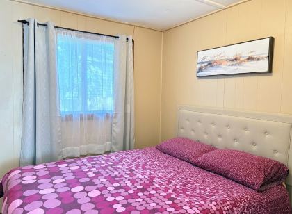 Walk to Beach 1 • Sleeps 9 • Free Parking & WiFi