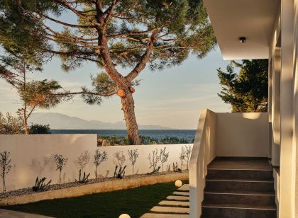 Oceanis Suites with Private Heated Pools and Sea View, by Zantewize