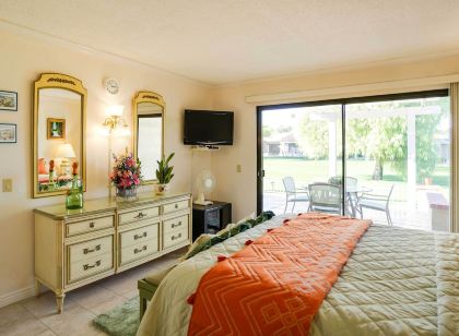 Palm Desert Condo - Golf Course View and Pool Access