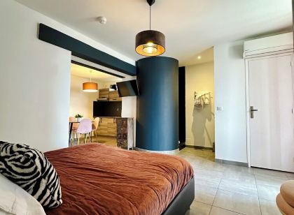 Hôtel Eden Cassis - centre-ville- piscine chauffée, jacuzzi et sauna - parking privé