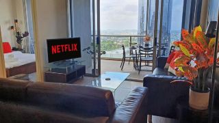 2br-stunning-views-cbd-pool-gym-netflix