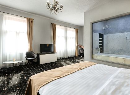 Palace Bulevard Inn