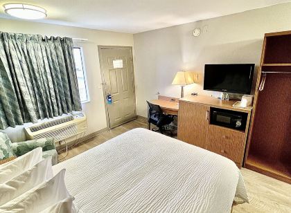 Days Inn & Suites by Wyndham Arlington Near Six Flags