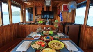 komodo-cruise-boat
