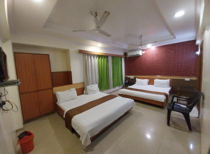 Hotel Om Park- Walkable Distance to Sai Baba Temple