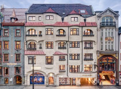 STAGE 12 Hotel by Penz