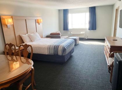 Days Inn & Suites by Wyndham Williamsburg IA North