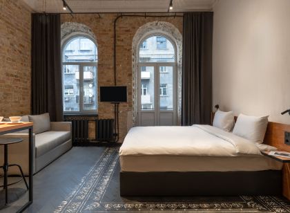 Globe Runner Hotel & Hostel