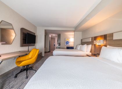 Holiday Inn Express & Suites Kansas City Airport