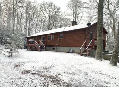 Comfortable Winter Retreat with Fireplace ~ Pet-Friendly ~ Arcade Games