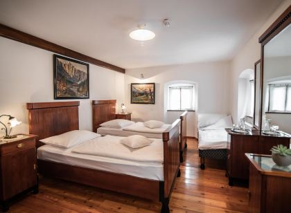 Hotel Dvor Jezersek Brnik