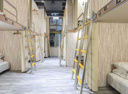 Old Door Hostel & Bar