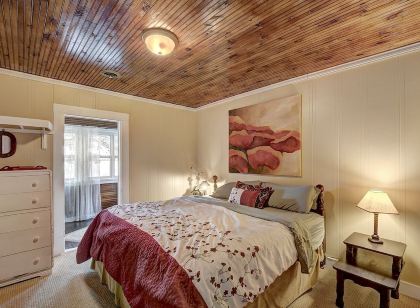 INCREDIBLE 8br 4ba Log House, Big St Germain Lake, Outdoor Covered Bar, Beach