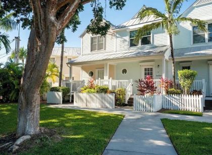 Beach House Getaway - Kayaks - 2Br 2.5BA Coastal Villa