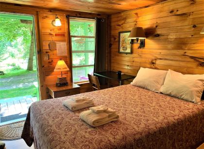 Pine Crest Motel & Cabins