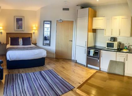 Royal Athenaeum Suites