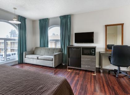 Riverside Inn & Suites