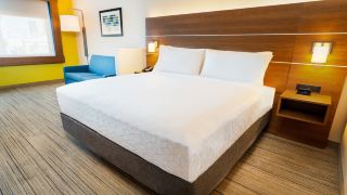 holiday-inn-express-and-suites-las-vegas-e-tropicana
