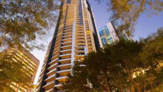 2br-stunning-views-cbd-pool-gym-netflix