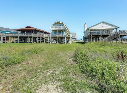 Ocean Access and BBQ Pit Surfside Beach Family Home