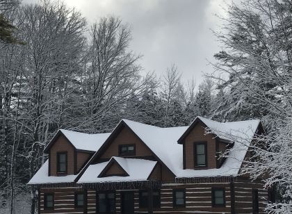 Larsen Lodge Downtown Village Egg Harbor, Sauna, New, Rustic and Elegant.