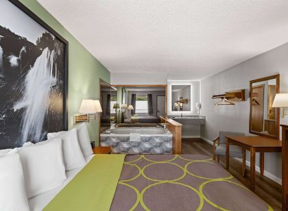 Super 8 by Wyndham Branson / Shepherd of the Hills Exwy