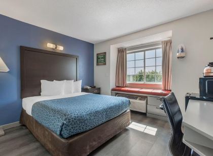 Econo Lodge Inn & Suites