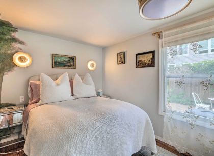 Cute East Hampton Cottage w/ Patio - Walk to Beach