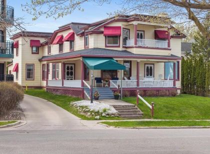 4 Bedroom Charlevoix Lakeview Home