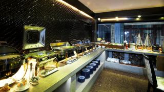 the-white-hotel-8a-thai-van-lung